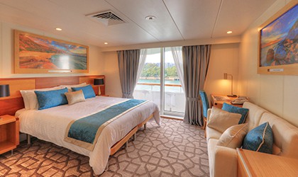 coral-discoverer-bridge-deck-balcony-stateroom