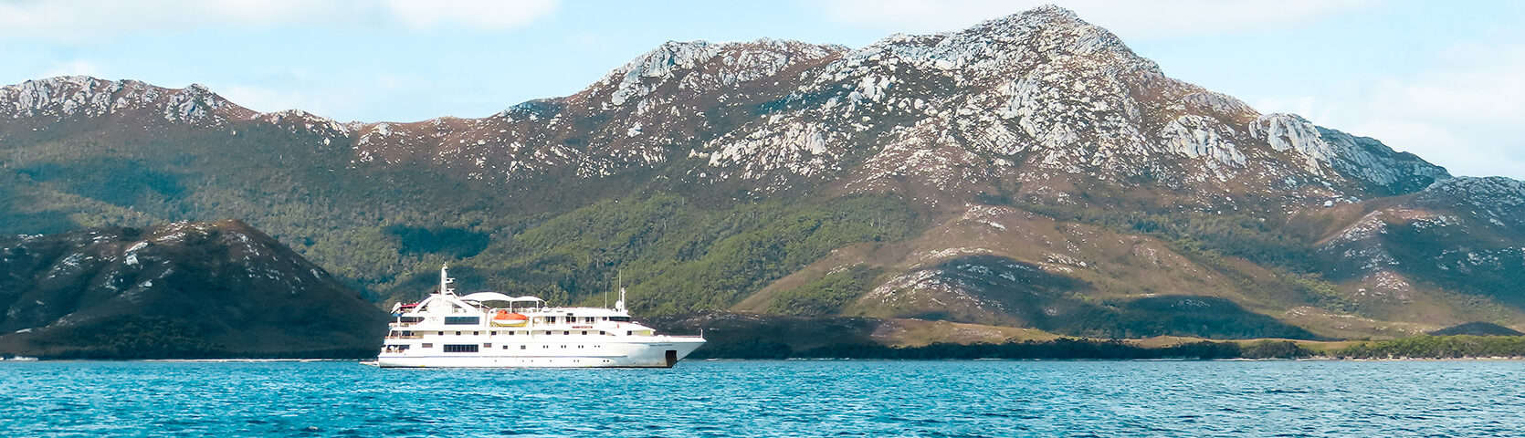 Coral-Discoverer-In-Tasmania-Port-Davey