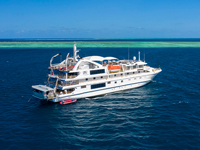 Coral-Discoverer-at-the-Great-Barrier-Reef