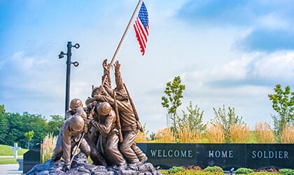 Iwo-Jima-RAISING-THE-FLAG